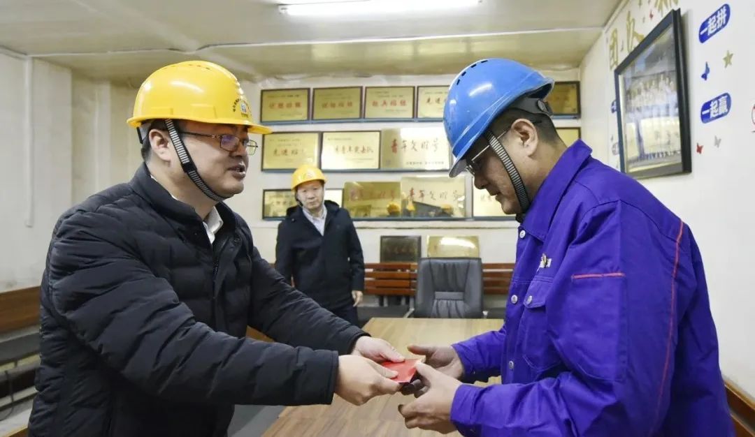 尊龙凯时集团党委春节前夕开展走访慰问活动-尊龙凯时