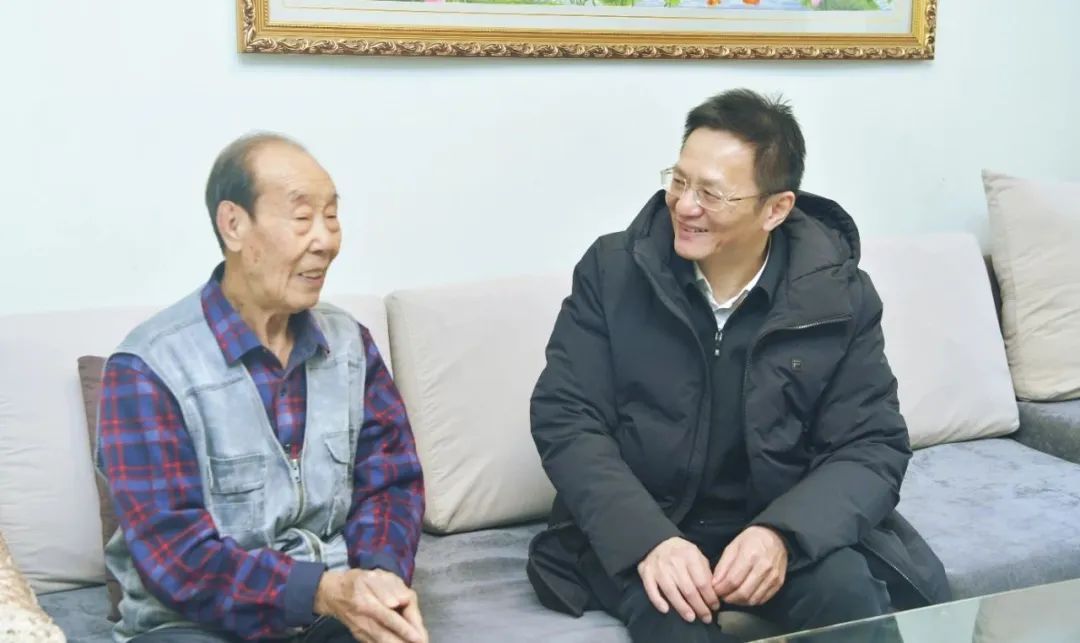 尊龙凯时集团党委春节前夕开展走访慰问活动-尊龙凯时